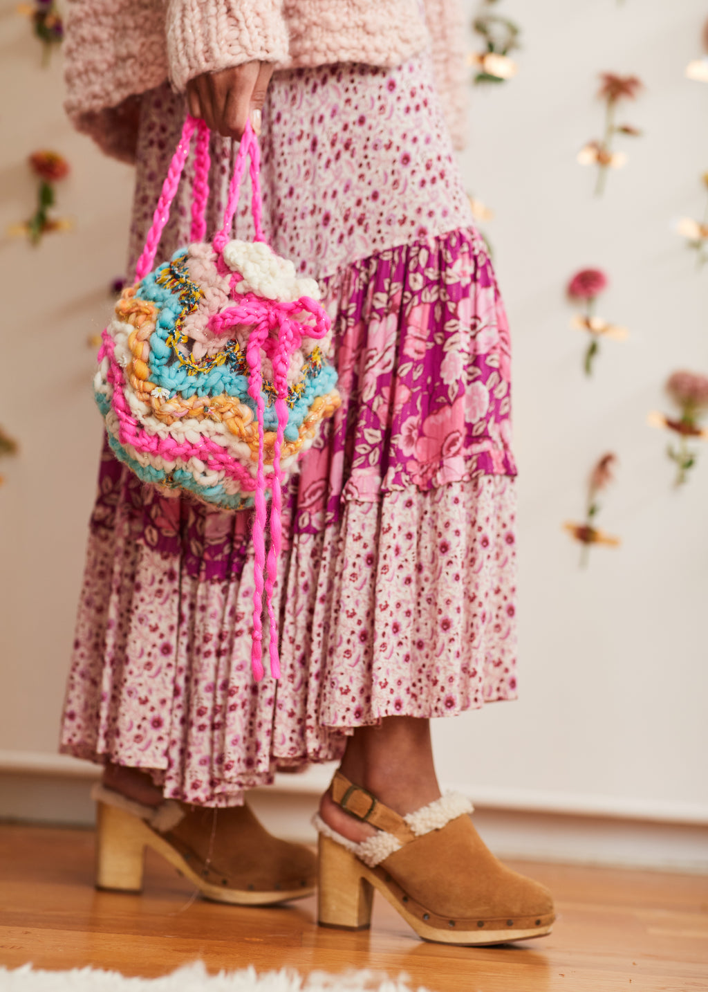 Carry the Sunshine sack by the crocheted straps and tie it shut with a top closure.